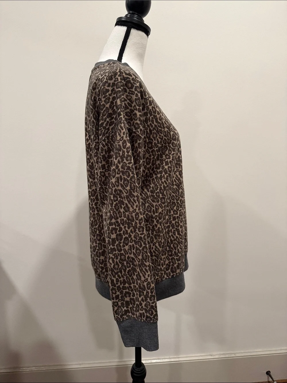 Splendid Leopard Print Crewneck Lounge Top Size Large